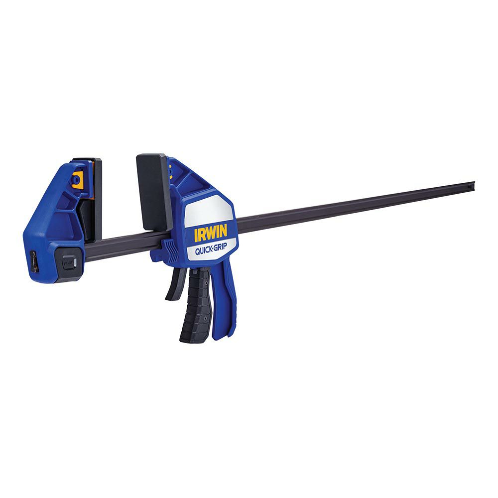 片手で操作できる強力バークランプでグリップを握るだけでしっかり締付け、ヘッドの向きを変えれば突っ張り作業もできる。クランプ幅910mm。