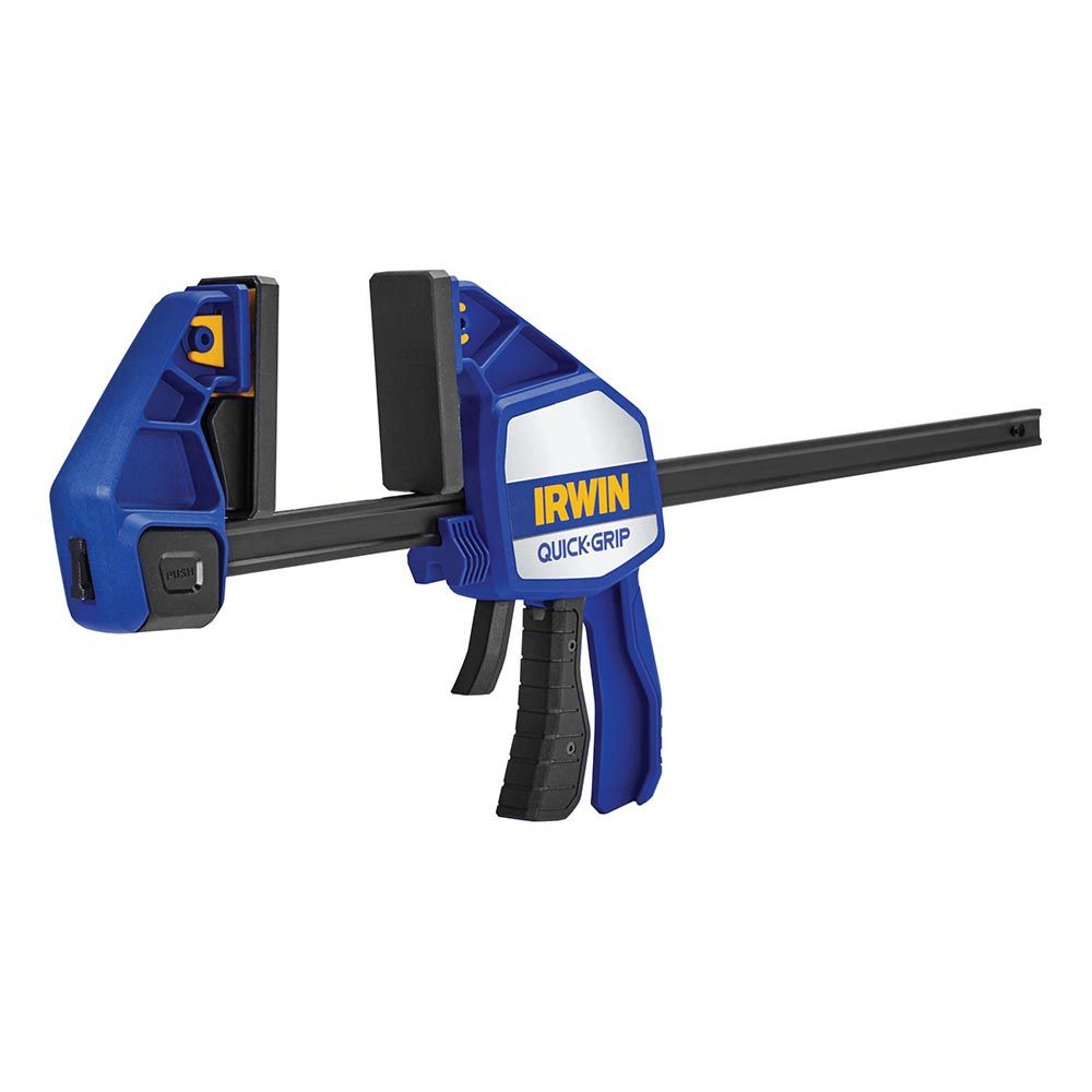 片手で操作できる強力バークランプでグリップを握るだけでしっかり締付け、ヘッドの向きを変えれば突っ張り作業もできる。クランプ幅450mm。