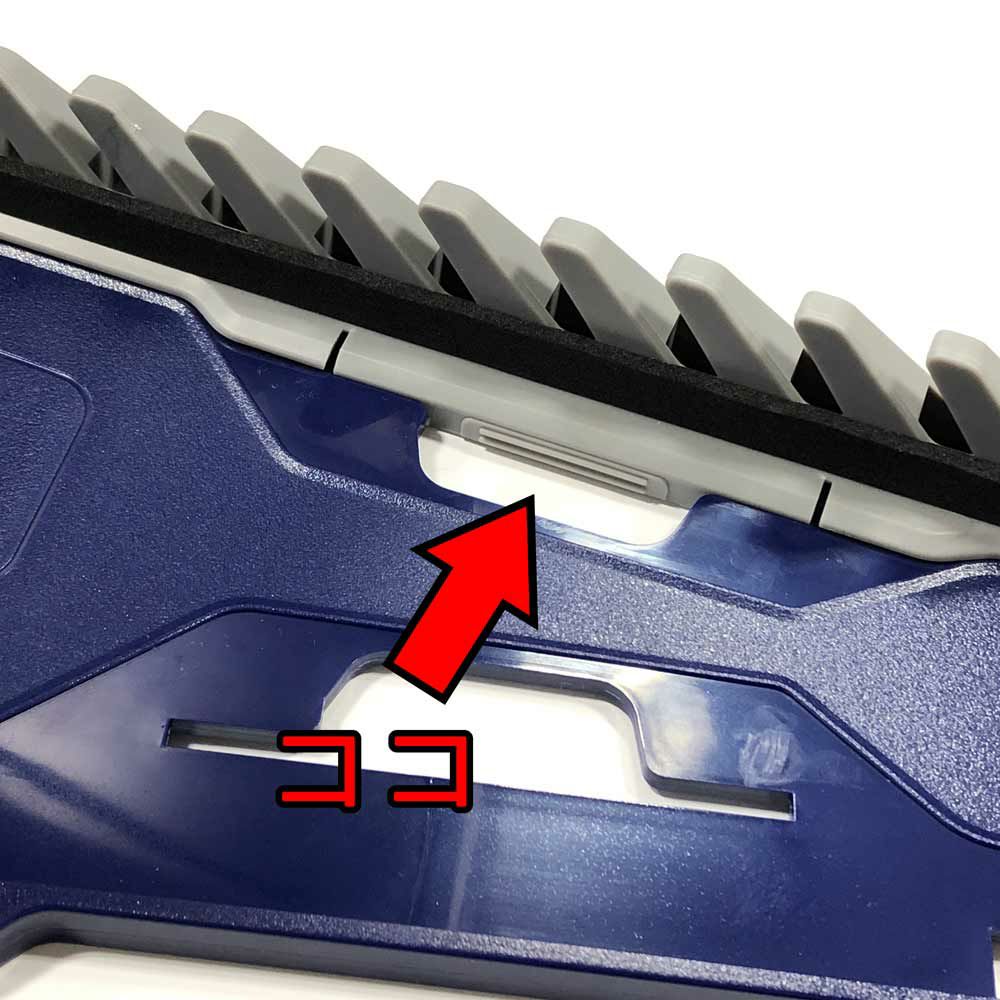 収納のムダをなくし、スッキリ収納できるレンチラック。標準とリバースの両タイプに対応。