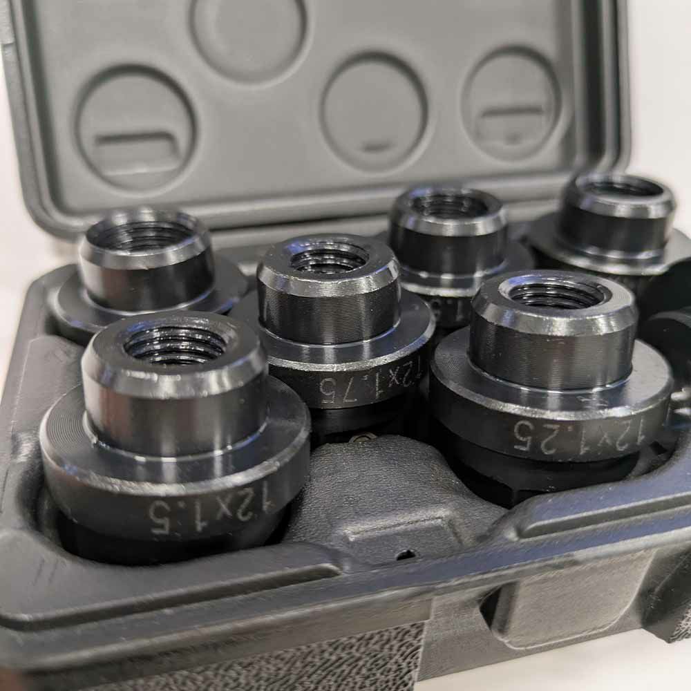 ラチェットやインパクトで簡単・確実にハブボルトを圧入できる専用工具